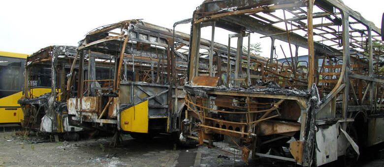 Coletivos na garagem da VIP AE Carvalho, queimados durante ataques