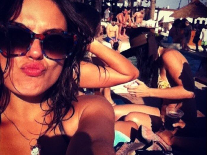 A atriz Isis Valverde é uma das campeãs das caras e bocas. Nesta imagem, ela estava curtindo férias no Caribe