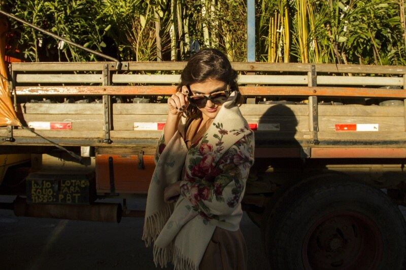 Sem reservar hotéis, a dupla contava com a boa vontade dos moradores para seguir indicações. Pequenos problemas no trânsito quase atrapalharam a jornada, como conta Bárbara:

— Não reservamos nenhum hotel. Chegávamos nas cidades e íamos perguntando sobre lugares onde tem roupa antiga. Em Tiradentes, por exemplo, conhecemos um cara na praça e ele nos indicou uma pousada. Batemos o carro na estrada entre Ouro Branco e Ouro Preto, mas não foi nada. Nosso carro estragou em Ouro Preto porque não subia as ladeiras. Só que sempre recebíamos ajuda de alguém. Eu e a Jazzie já viajamos pela América Latina, então estamos acostumadas a ir seguindo o fluxo. No final fica tudo bem
