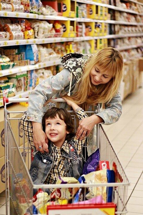 Levar crianças ao supermercado não é uma boa ideia. Elas vão querer comprar itens desnecessários. Esses pequenos gastos a mais podem acabar estourando o orçamento