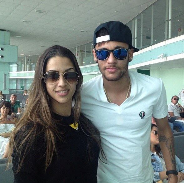 Na última sexta-feira (25), uma fã revelou que Neymar e Bruna Marquezine discutiram na chegada a Barcelona.
— Depois de almoçar uma bacalhoada maravilhosa em Lisboa, pode chegar em Barcelona e encontrar Neymar e Bruna Marquezine brigados??? (A cara boa dela ao fundo hahhahahha). 

Alguns fãs do casal se revoltaram com o post de Mariana, que precisou se defender:

— Gente, eles só discutiram, n estavam muito perto, só isso!!!!!! Quem n briga?!?!?! Afffffff só pq é o Neymar!!!!!!! Esqce, ela tava cansada mesmo!! vem pra Barcelona gente, aí vcs vêem de perto!!
