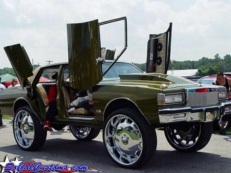 Carros com rodas exageradas