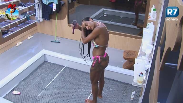 Lorena aproveitou o calor na tarde desta segunda-feira (13) para se refrescar e tomou um banho caprichado no banheiro da sede

+Assista à Fazenda 24 horas. É grátis!
