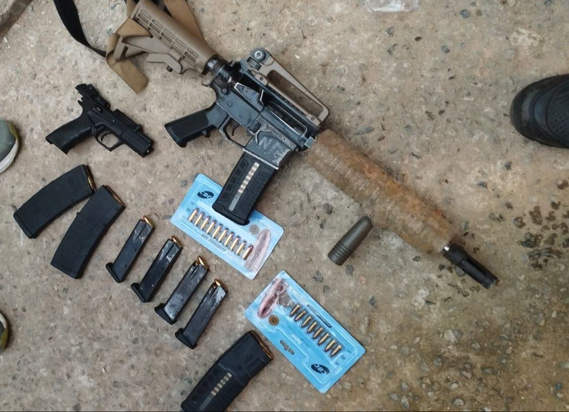 Um fuzil, uma pistola e carregadores foram apreendidos
