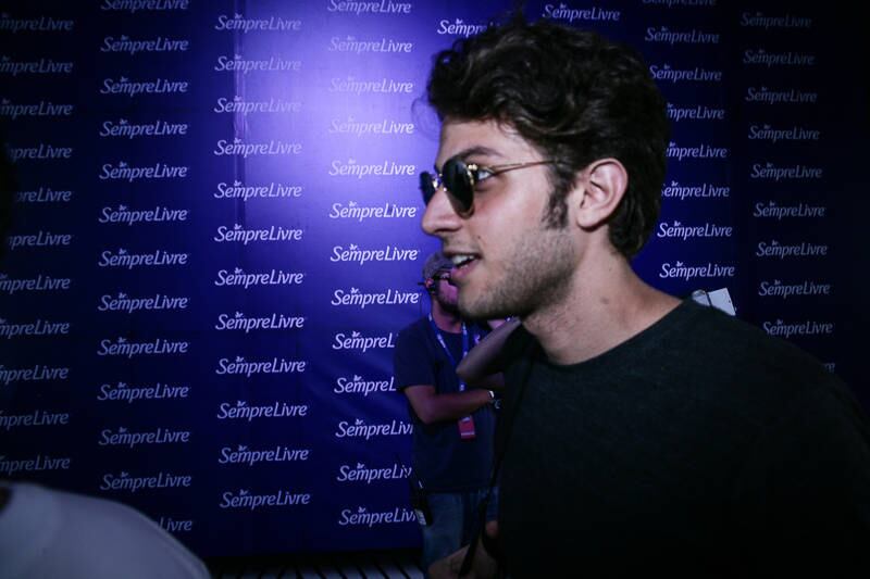 O namorado dela, o ator Chay Suede, no lounge patrocinado