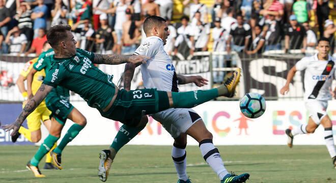 Róger Guedes tentar marcar pelo Palmeiras no confronto contra Vasco
