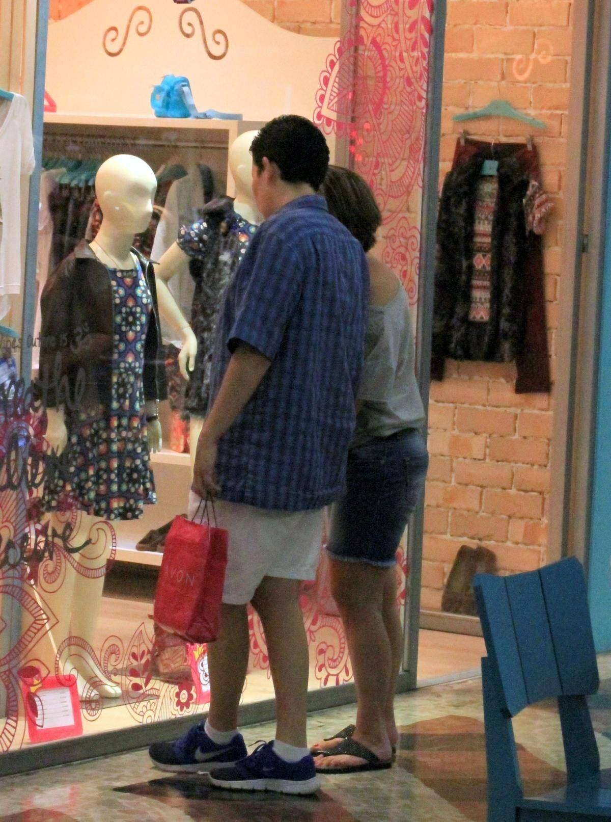 A atriz, que andava um pouco sumida da mídia, passeou nesta tarde 