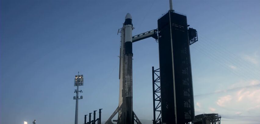 Cápsula Crew Dragon, da SpaceX, na plataforma de lançamento