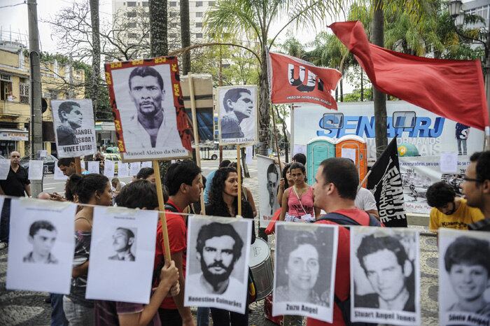 Representantes de movimentos como o Tortura Nunca Mais e o Levante Popular da Juventude exigiam, aos gritos, a saída de Bolsonaro.  Dezenas de pessoas esperaram em frente ao quartel o resultado da visita da comissão.