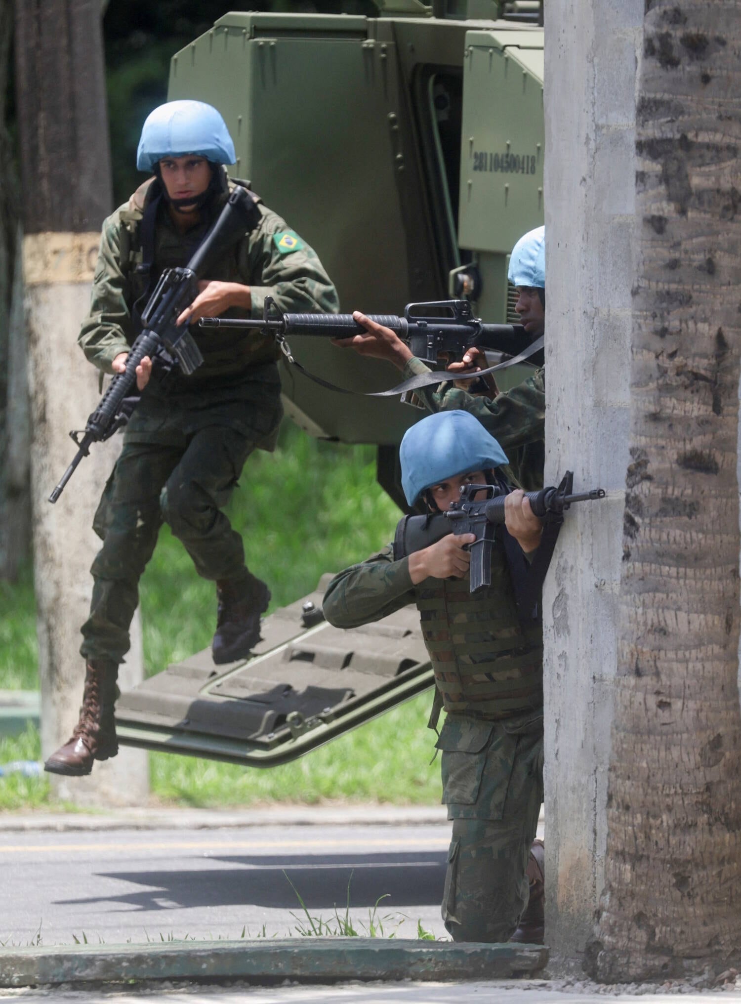 Eles são responsáveis por monitorar pessoas e mercadorias em portos e aeroportos do Rio e de São Paulo numa tentativa de frear a criminalidade