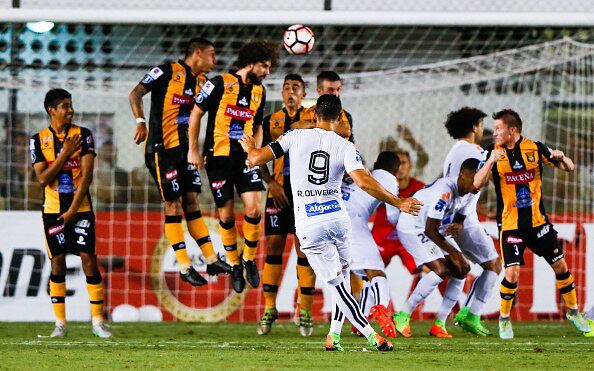 No estádio Hernando Siles, na Bolívia, o Santos enfrenta o The Strongest. Com 8 jogos em quatro rodadas, o Peixe pode chegar a 11 e garantir a vaga. Na primeira partida contra o clube boliviano, os comandados por Dorival Junior venceram por 2 a 0 na Vila Belmiro, com gols de Renato e Ricardo Oliveira