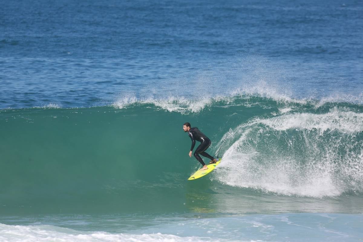 Cauã Reymond surfou no Recreio dos Bandeirantes nesta segunda-feira (21)
