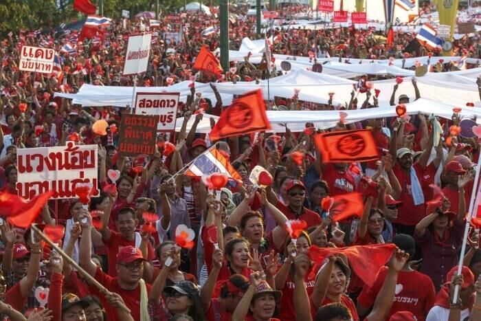 Em Bangcoc, na Tailândia, membros
do grupo pró-governo “camisa vermelha” se reúnem em apoio ao governo tailandês.
Eles dizem estar determinados a proteger a democracia contra os rebeldes
antigoverno