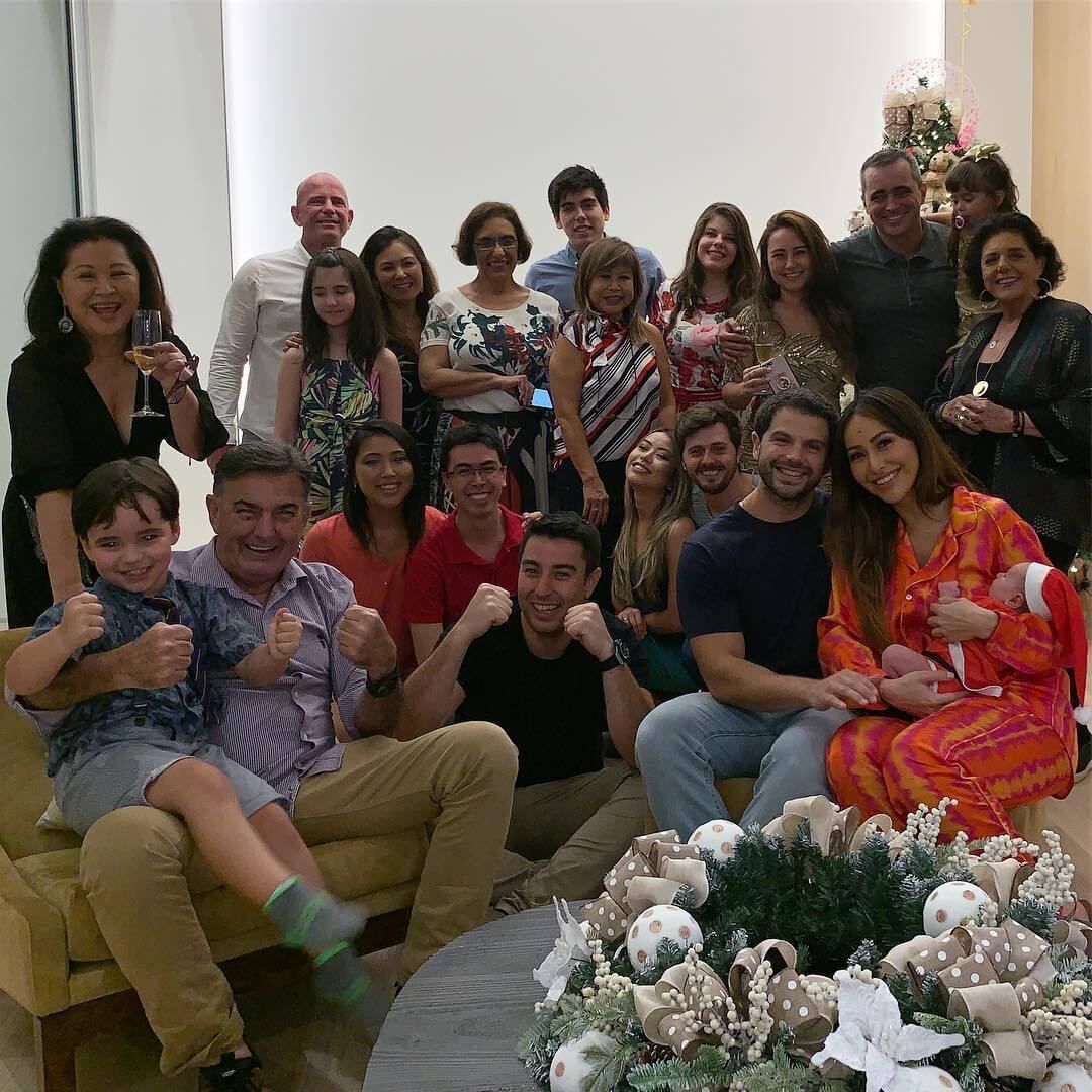 Na família Sato-Nagle, quem roubou a cena foi a recém-nascida Zoe, que foi vestida de Mamãe Noel 