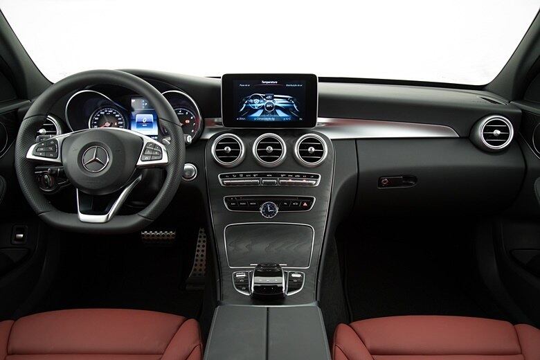 O modelo traz painéis em madeira pintada de preto, além de muitas molduras de metal acetinado/fosco