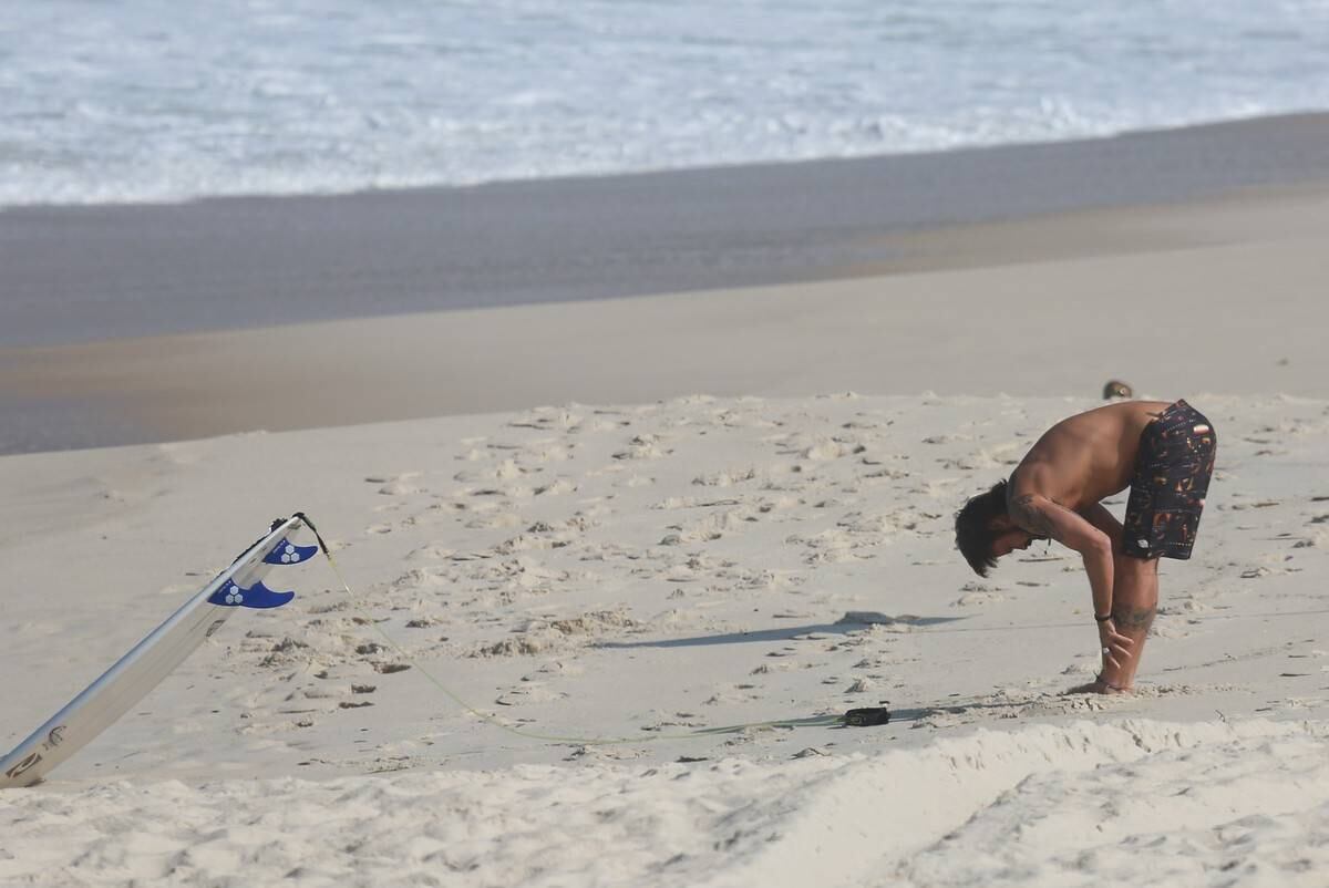Antes de ir para o mar, o ator fez alguns exercícios de alongamento