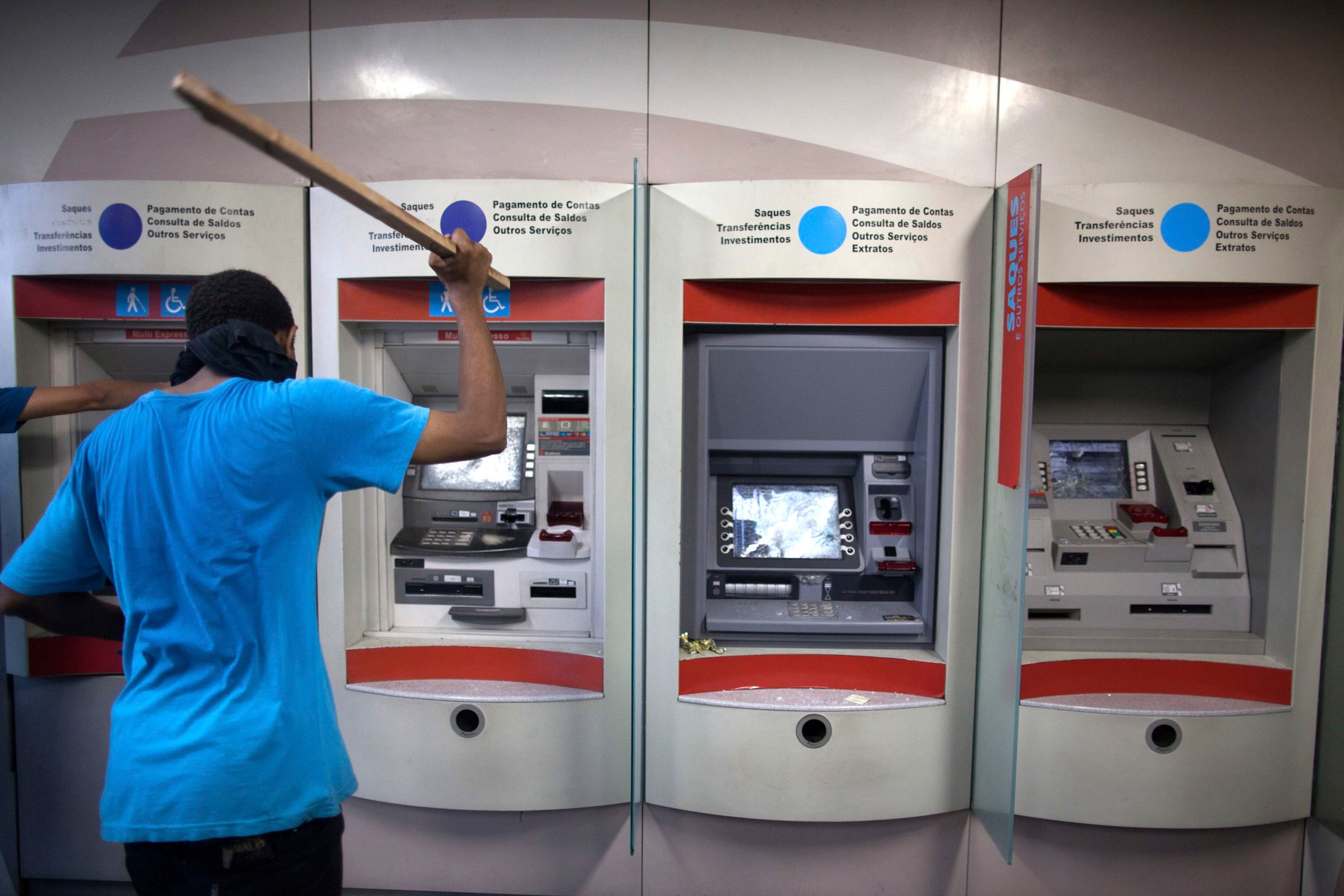 Caixa automático do banco Bradesco que fica perto do viaduto 9 de Julho foi depredado por manifestantes mascarados