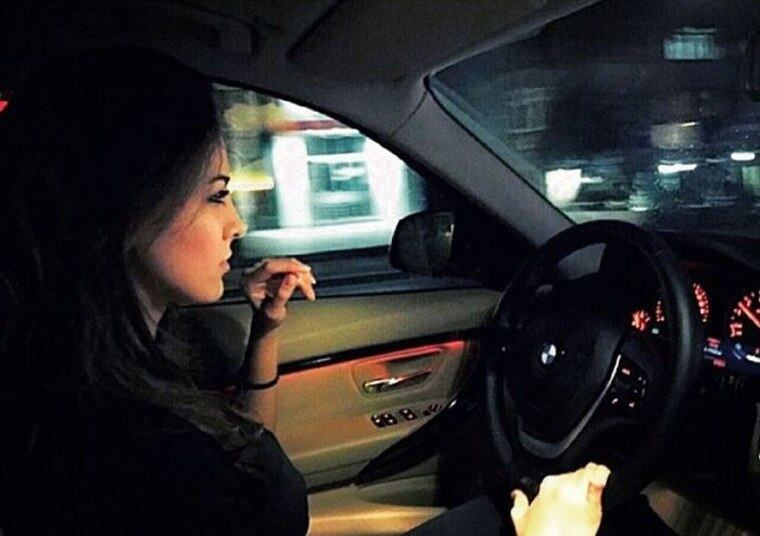 E aqui vale de tudo, até fotos "normais" ao volante de modelos de luxo — ô vida chata, não é?!
