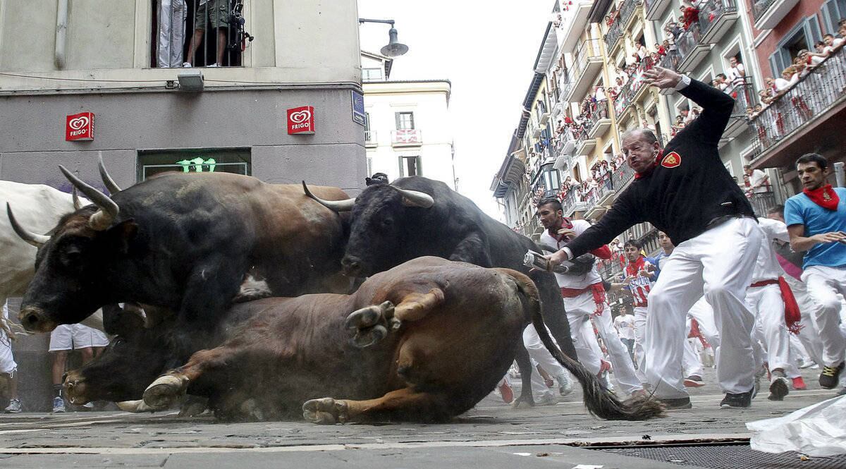Na curva Estafeta, um touro castanho escorregou e caiu no chão, o que fez com que outros animais colidissem com ele e se separassem do resto do bando