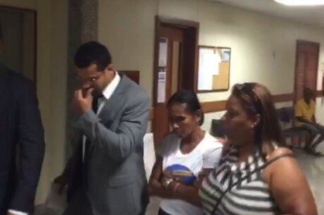 A mãe do menor (centro) foi ouvida pela Promotoria