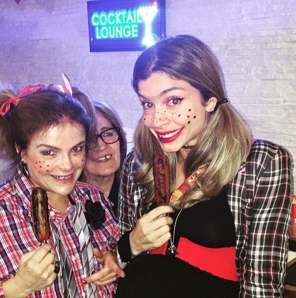 Grazi
Massafera aproveitou a noite de sábado (20) para curtir uma festa junina,
organizada pela empresária Márcia Marbá. Para se divertir, a atriz apostou em
usar maria-chiquinha, dente pintado e barriga falsa 