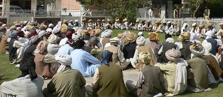 Marido capturou mulher após receber aprovação de uma jirga (ilustrada acima), espécie de conselho tribal bastante comum no país