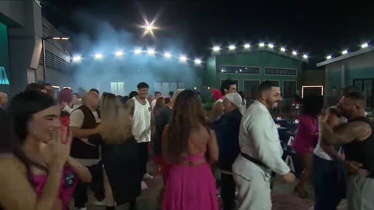 A primeira reação dos participantes foi gritar muito, dar aquela bela
olhada em volta e ir em busca de conhecer seus colegas de confinamento. Muitos aproveitaram o
momento de confraternização para se abraçar e puxar papo