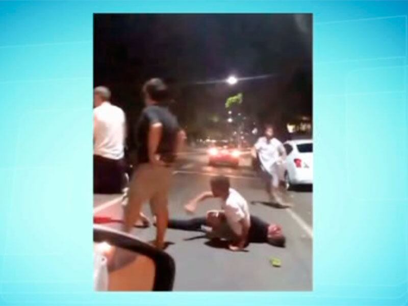 Um vídeo gravado no bairro da Pituba, área nobre da capital
baiana, mostra um homem covardemente espancado por oito pessoas, em uma
agressão gratuita e cruel. A imagem mostra um homem caído no chão e desmaiado.
Ele tinha acabado de sofrer várias agressões
