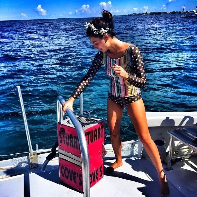 Isis
Valverde continua nas Bahamas, onde tem realizado um ensaio fotográfico. Porém,
o namorado da atriz, o mexicano Uriel Del Toro, viajou para lá para se encontrar com a
gata