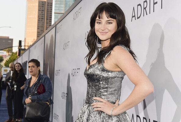 Dieta da argila

  


Uma das mais estranhas foi feita por Shailene Woodley para viver
uma velejadora no filme Vidas à Deriva. Ela precisou emagrecer bastante para o
longa e consumiu apenas 350 calorias por dia. A atriz tomava uma colher de
argila todos os dias. Ela consumia o produto em pó porque acredita que filtra
todos os metais pesados do organismo
