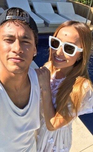 Neymar recebe a apresentadora em sua mansão na cidade de Barcelona