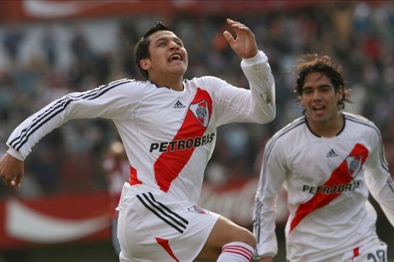 Estrela do Arsenal, o chileno Alexis Sanchez iniciou sua carreira no Cobreloa em 2005 e, após uma temporada como profissional, foi contratado pela Udinese em 2006. No entanto, no mesmo ano, foi emprestado ao Colo-Colo e, posteriormente, ao River Plate, onde fez dupla de ataque com o colombiano Falcao Garcia