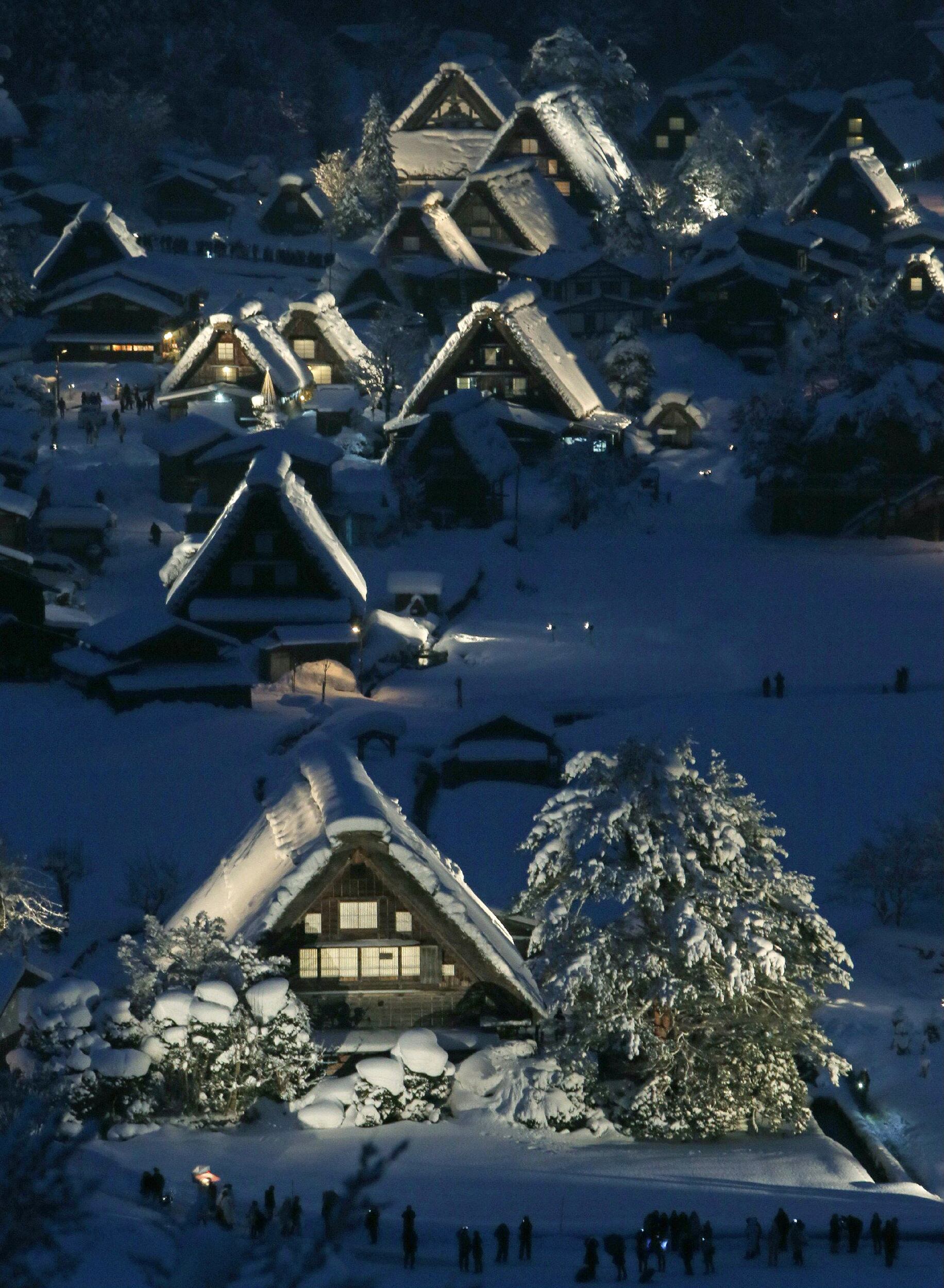 Casas de madeira tradicionais no Japão aparecem sob a neve na vila de Shirakawa, no centro do país