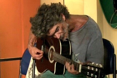 Wigberto Rodrigues da Silva tocou violão na delegacia antes de ser encaminhado ao Hospital Psiquiátrico de Jurujuba