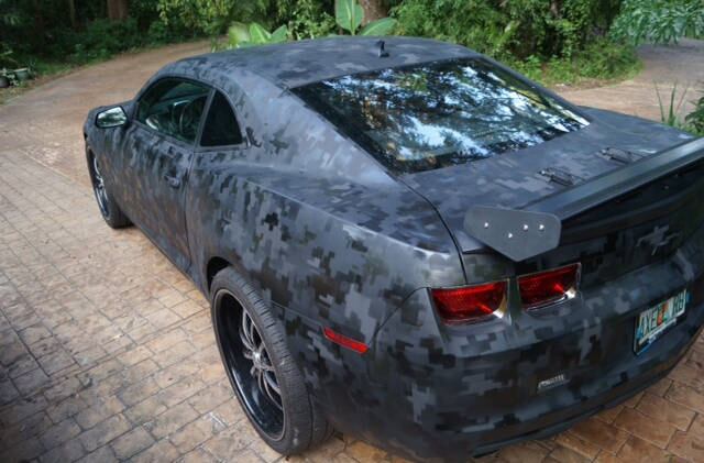 O Chevrolet Camaro adotou uma camuflagem quadriculada, inspirada no mundo virtual