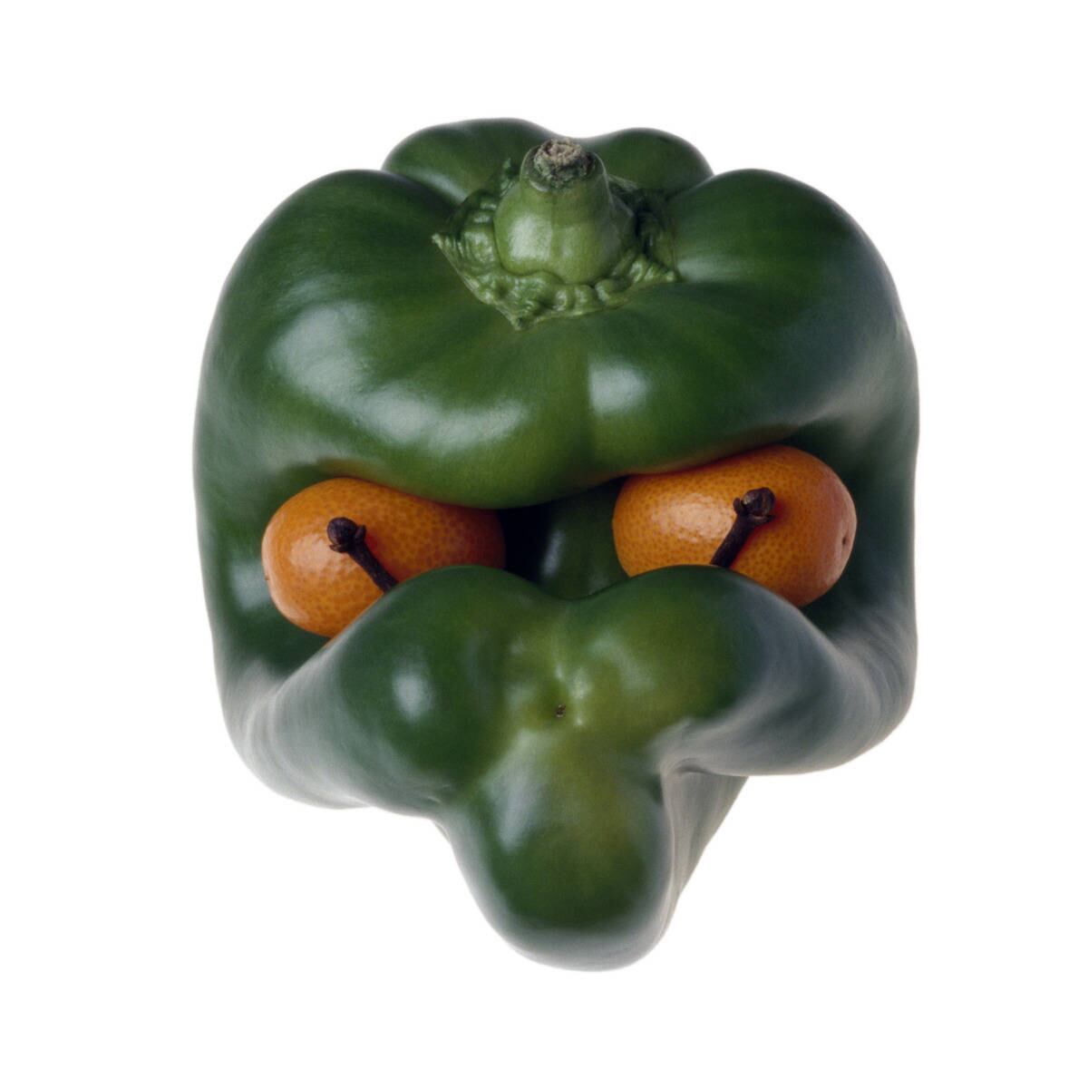 Após encontrar a fruta ou legume com formato original, ela realiza um
minucioso trabalho de produção visual para criar "rostos" expressivos,
com caretas ou sorrisos, e corpos de animais ou personagens. Acima, um
pimentão torto ganha o rosto de um personagem com "cara de mau",
intitulado "dragão"