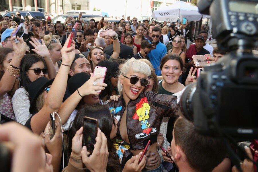 Enquanto alguns artistas são cheios de "não-me-toques", outros vão para a galera sem nenhuma frescura. No caso de Rita Ora, ela foi para a galera literalmente! Durante a New York Fashion Week, nesta segunda-feira (14), a cantora foi engolida por uma multidão de fãs desesperados por abraços, beijos, selfies, snaps e todas as demonstrações de carinho existentes. Pensa que Rita ficou assustada? Que nada! Ela abriu o maior sorrisão!