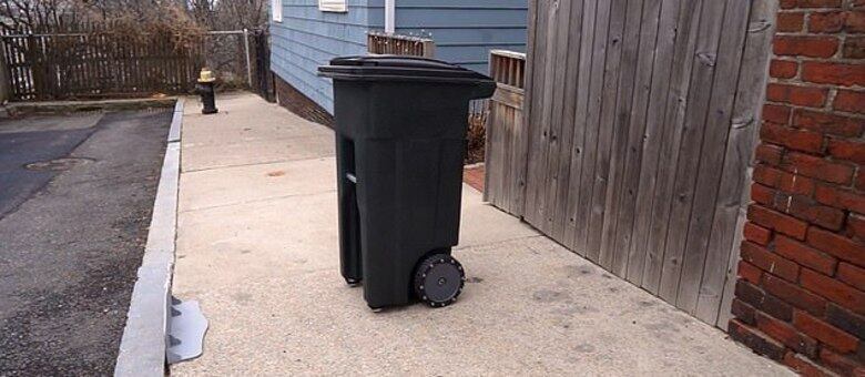 Lixeira robótica leva o próprio lixo para fora de casa
