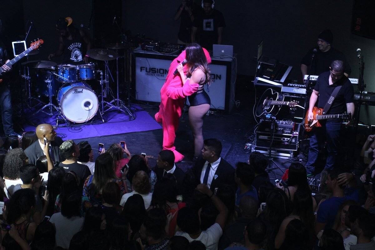 Que corpão! Anitta abusa do rebolado e sensualiza em show no Rio de Janeiro