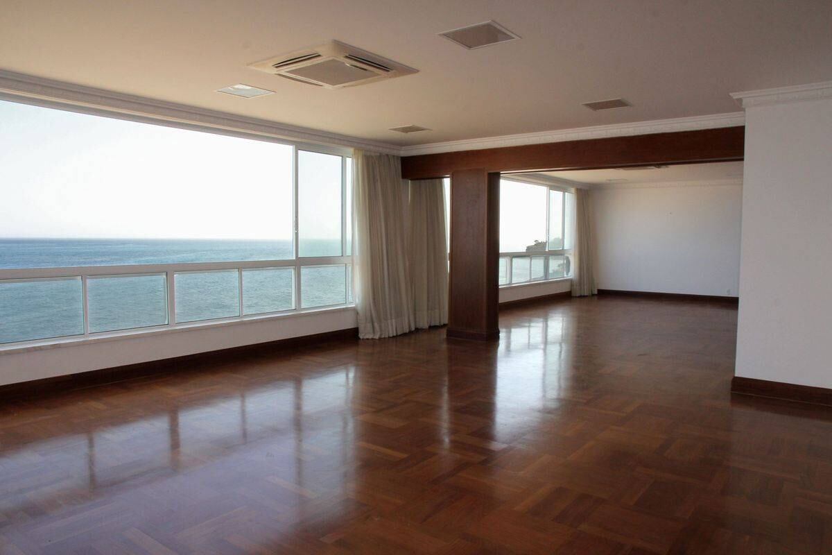 No primeiro andar do apartamento, há um living em dois
ambientes, adega, lavabo, quatro suítes, home theater e rouparia