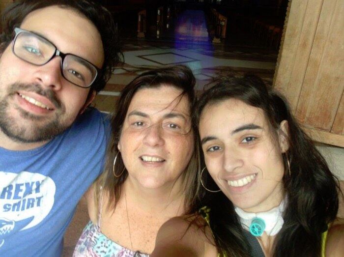 
A família, de Santos,
litoral sul de São Paulo, é portadora de HSAN (neuropatia sensitiva autonômica hereditária).
A doença degenerativa que afeta o sistema nervoso autônomo, que controla
funções que independem da vontade do paciente, como respiração, circulação
sanguínea, batimentos cardíacos, digestão e pressão arterial. A patologia
também destrói as fibras responsáveis pelas sensações térmicas e dolorosas dos
pacientes
