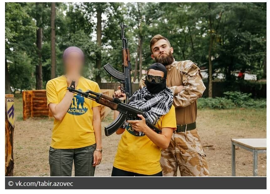 Algumas das fotos publicadas na internet mostram crianças sendo ensinadas a montar rifles de assalto antes de receberem AKs-47 para disparar