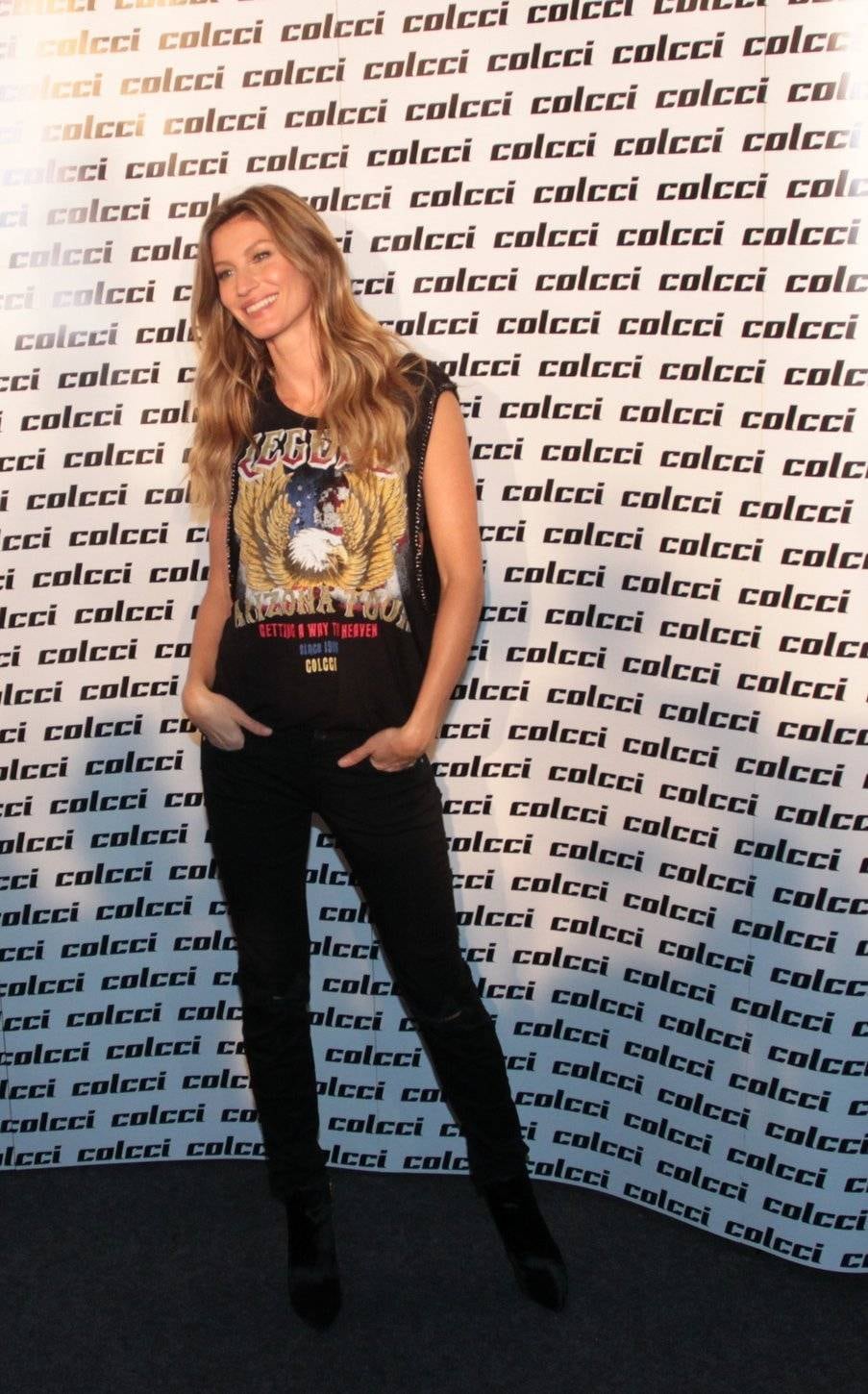 Gisele Bündchen posa nos bastidores do desfile da Colcci na SPFW