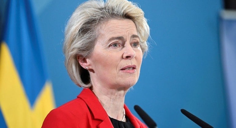 A presidente da Comissão Europeia, Ursula von der Leyen, fala durante entrevista coletiva