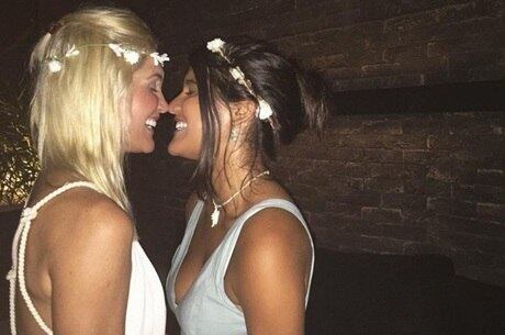 Flávia Alessandra e Giulia Costa aproveitam o Réveillon