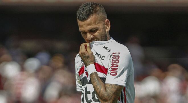 Acumulando fracassos desde agosto de 2019, Daniel Alves não suportava tanta cobrança