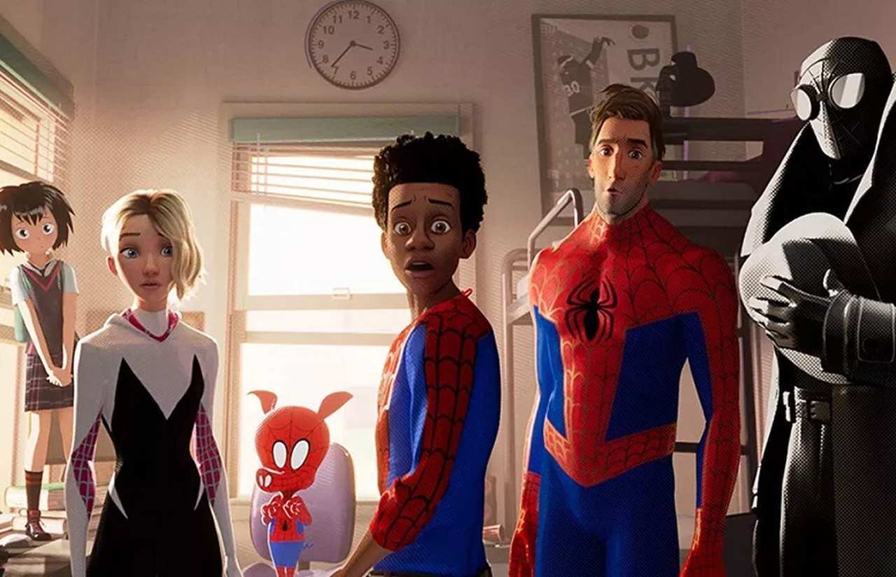 O primeiro lugar no ranking vai para um filme que é elogiado por praticamente todo fã do herói. Com um estilo visual diferenciado, o filme consegue prender a atenção do público constante e traz elementos marcantes para o universo do Homem-Aranha.