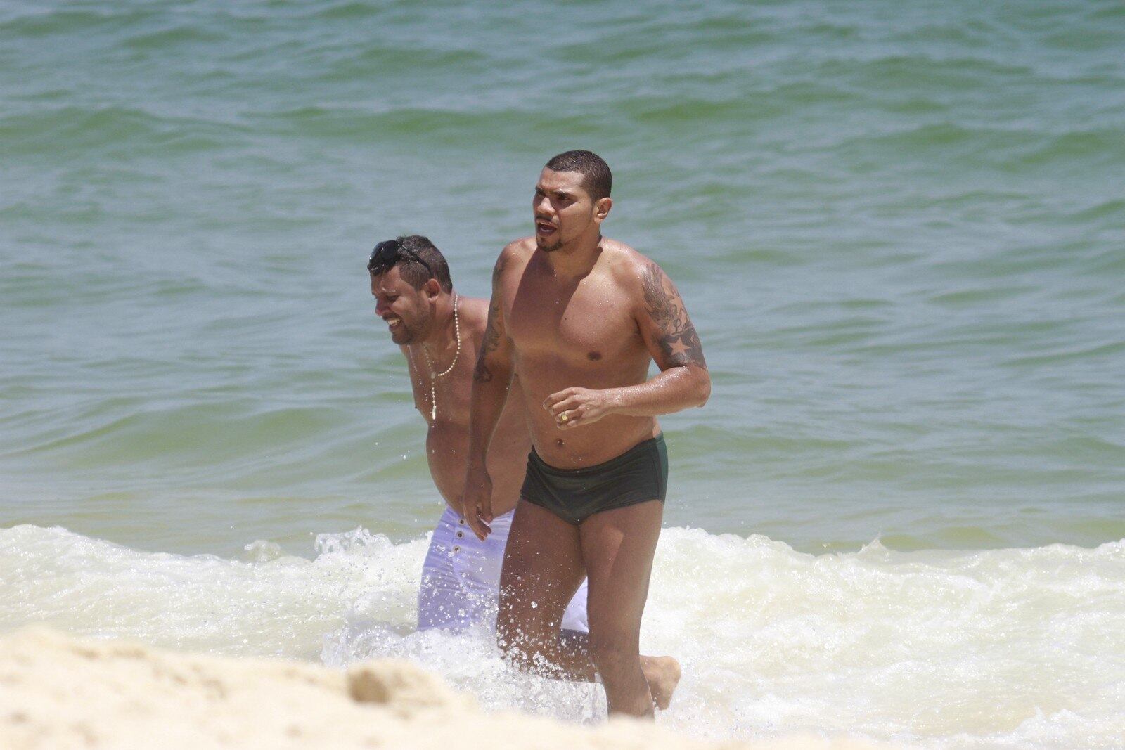 Vestindo uma sunga verde musgo, Naldo curtiu um dia de sol e praia no Rio