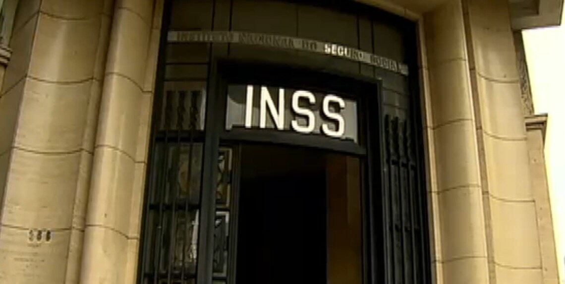 INSS — O Instituto Nacional do Seguro Social solicitou a abertura
de concurso para o preenchimento de 4.730 vagas, já que, segundo auditoria do
TCU (Tribunal de Contas da União), há previsão de 10 mil funcionários se
aposentarem até 2017. A confirmação de abertura do concurso em 2015 depende
votação do orçamento do órgão para o próximo ano. As faixas de remuneração com
base nos últimos concursos foram de R$ 4 mil para técnicos, R$ 6 mil para
analistas e R$ 10 mil para peritos
