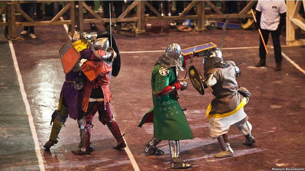 O torneio foi organizado em duas categorias — batalhas homem a homem, com três tipos de armas diferentes, e batalhas em grupo, cinco contra cinco, onde uma queda resulta na "morte" do cavaleiro